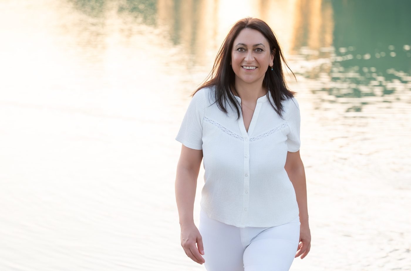 Sandrine Paraud Marot, sophrologue à Parempuyre, marchant au bord de l'eau au lever du jour
