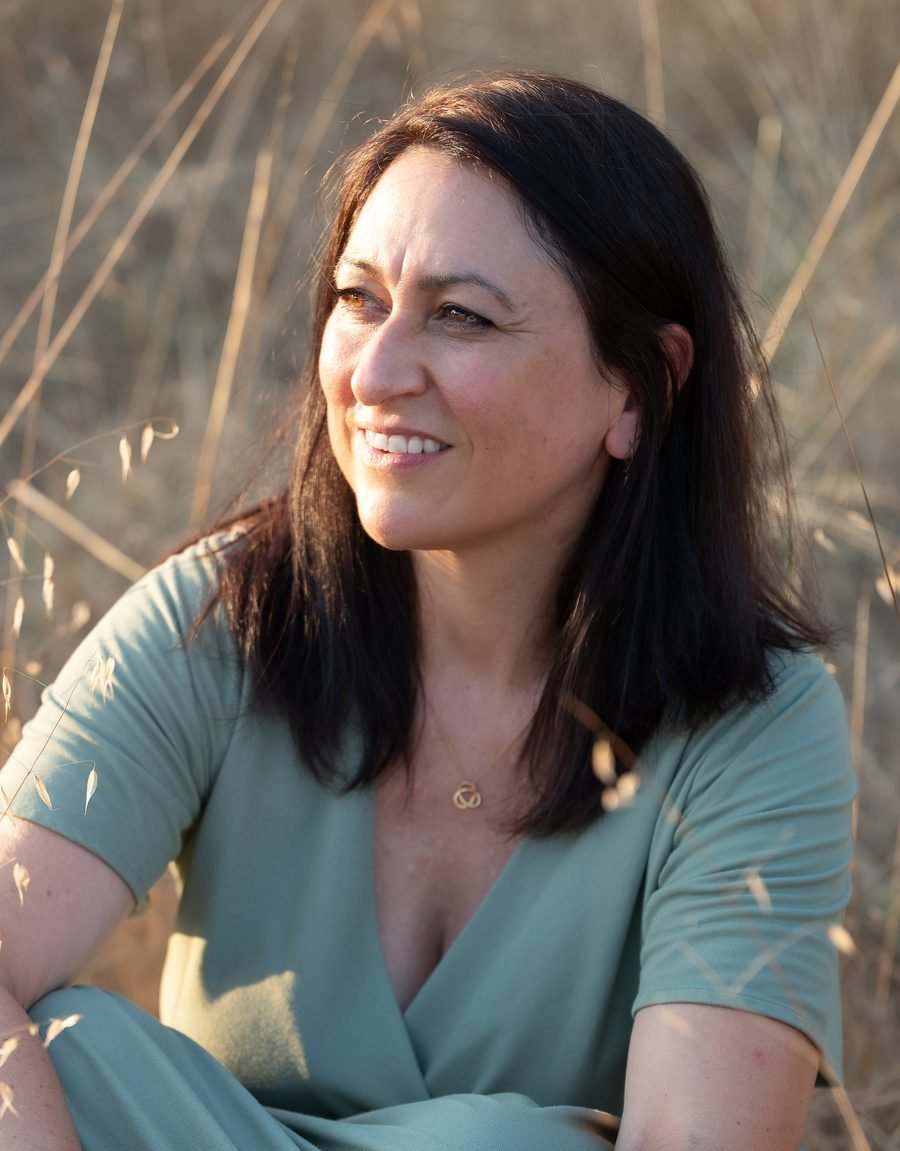 Sandrine Paraud Marot, sophrologue à Parempuyre (33290), assise dans la nature au coucher du soleil